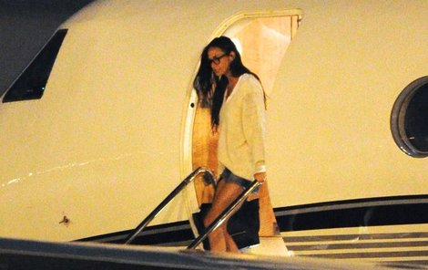 Demi vystupuje z letadla v Los Angeles.