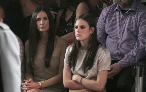 Vedle své dcery Demi vypadá téměř jako její identické dvojče.