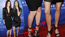 Demi si vzala černou minisukni, z níž jí vykukovaly extrémně hubené nohy