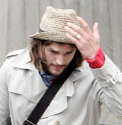 Ashton Kutcher stále nosí snubní prstýnek