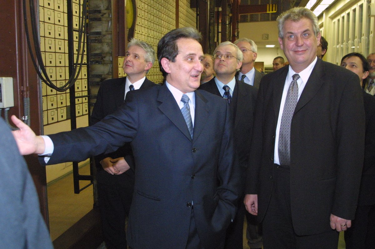 2002 – 3 dny Zemanova vláda podala demisi 12. července a ve stejný den se novým premiérem stal Vladimír Špidla (ČSSD). Jeho vládu prezident jmenoval 15. července.