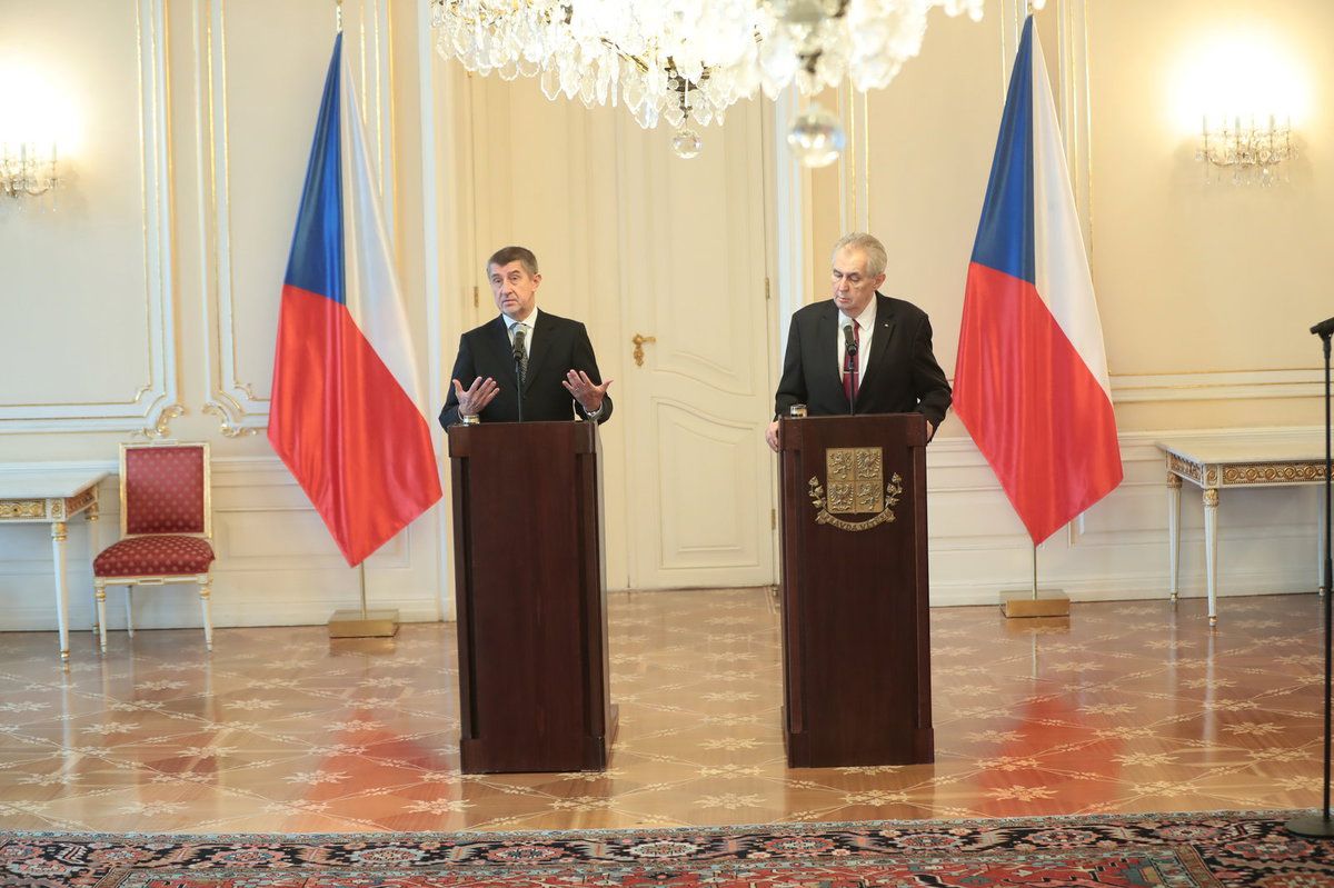 Premiér Andrej Babiš předal prezidentovi Miloši Zemanovi demisi vlády. Zeman ho následně pověřil jednáním o vládě znova