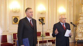 Miroslav Topolánek předává demisi prezidentu Václavu Klausovi.