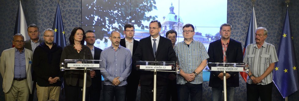 2013 - Premiér Petr Nečas začal vládnout 13. 7. 2010 a demisi podal 17. 6. 2013. Vaz mu zlomila kauza kolem Jany Nagyové, která byla obviněná ze zneužití vojenské služby. Nečas se s ní později oženil.