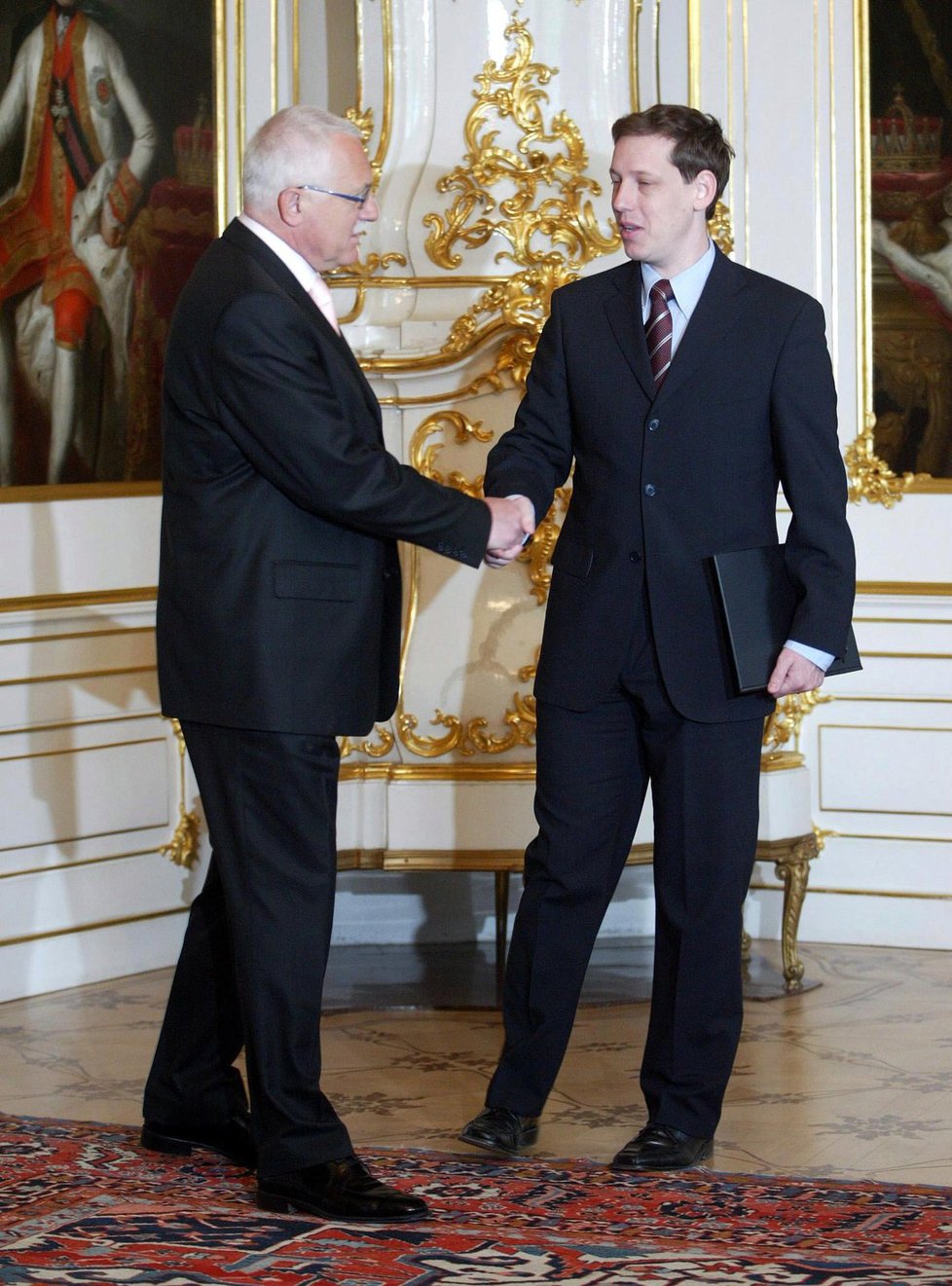 2005 - Stanislav Gross předává demisi prezidentu Václavu Klausovi.