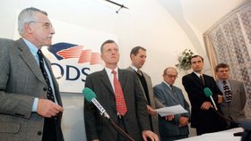 1997 - Druhá vláda tehdejšího premiéra Václava Klause začala 4. 7. 1996. Demisi oznámil premiér 30. 11. 1997.