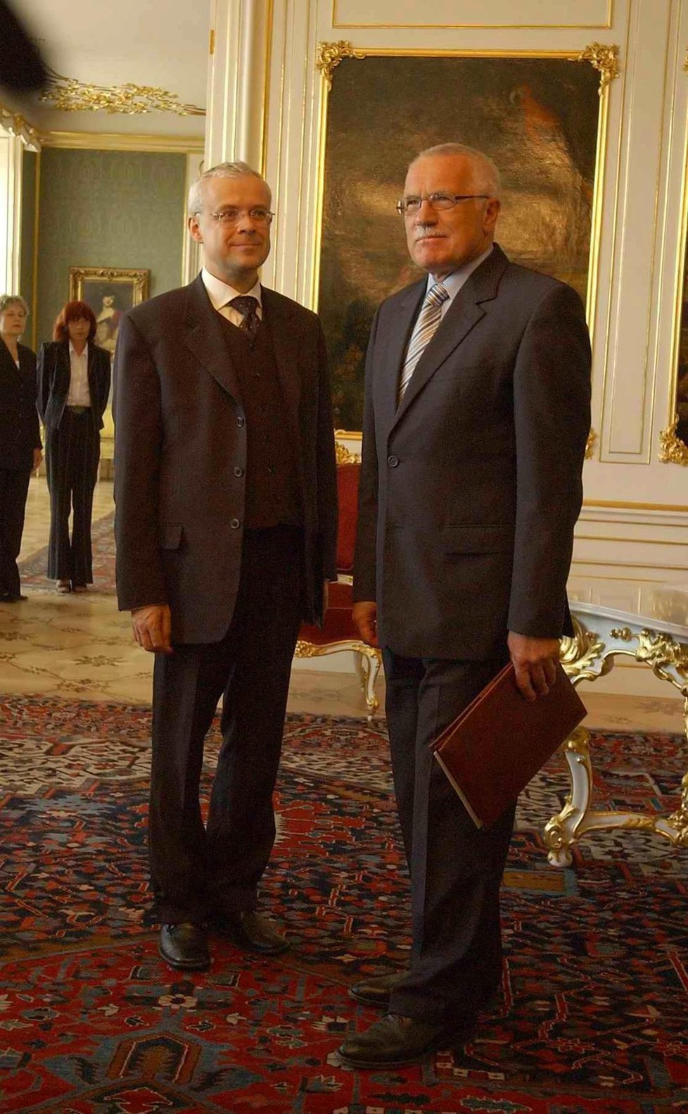 2004 - Vladimír Špidla předává demisi prezidentu Václavu Klausovi