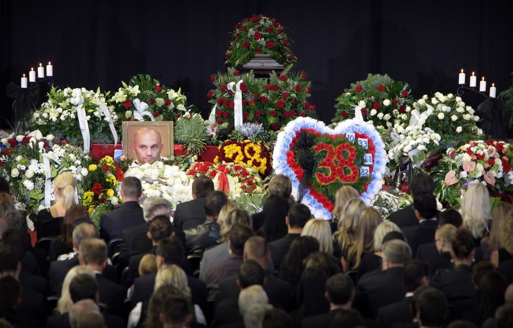 Pohřeb hokejisty Pavola Demitry, který zahynul v létě 2011 při letecké tragédii hokejového týmu z Jaroslavle proběhl na trenčínském zimním stadionu
