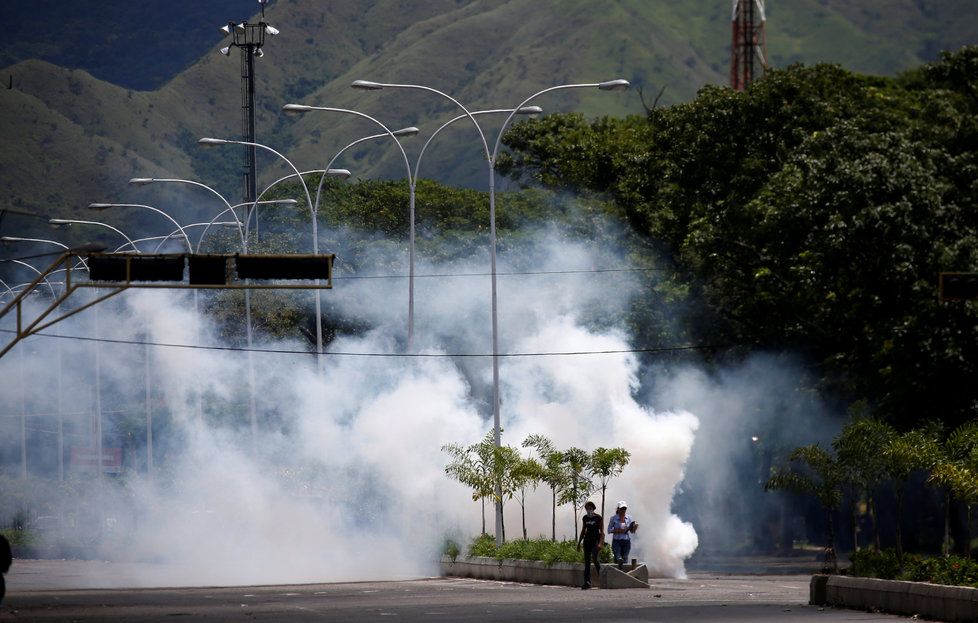 Potlačená vzpoura i odvolávání politiků: Víkendová krize demokracie ve Venezuele