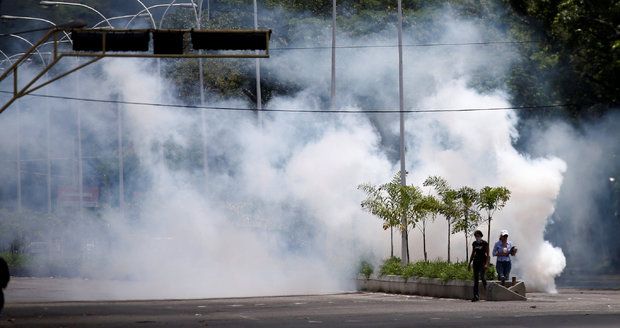 Venezuela potlačila vzpouru. Lidé vyšli do ulic, zablokovali dálnici