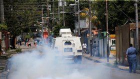 Potlačená vzpoura i odvolávání politiků: Víkendová krize demokracie ve Venezuele