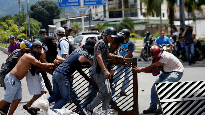 Potlačená vzpoura i odvolávání politiků: Víkendová krize demokracie ve Venezuele