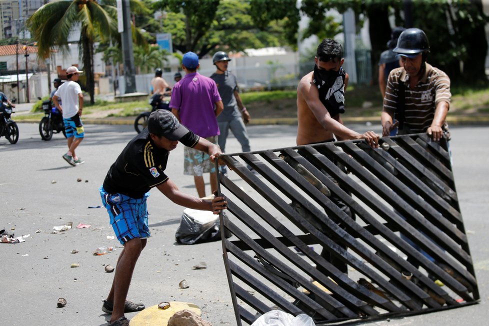 Potlačená vzpoura i odvolávání politiků: Víkendová krize demokracie ve Venezuele