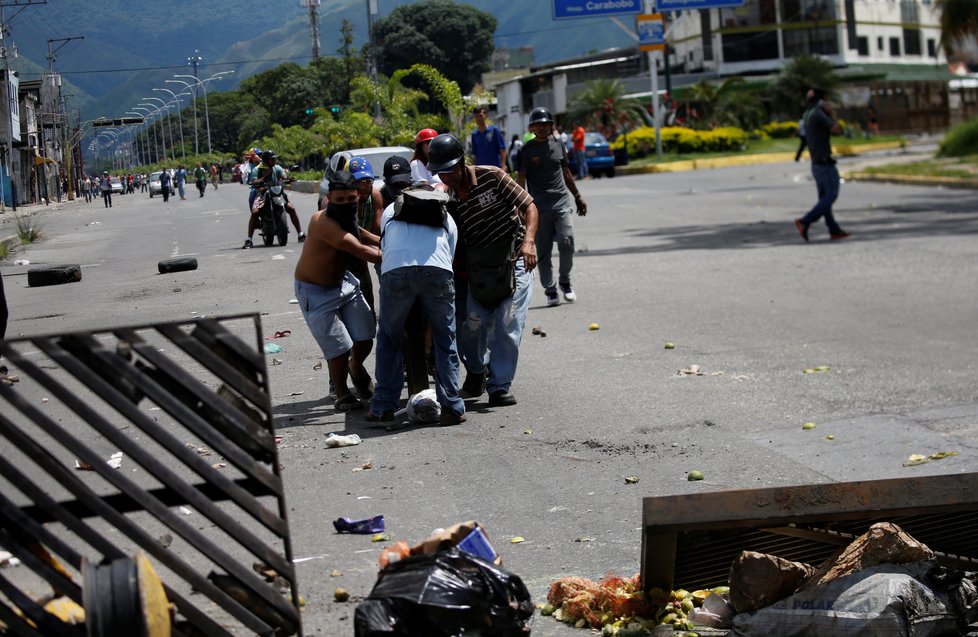 Potlačená vzpoura i odvolávání politiků: Víkendová krize demokracie ve Venezuele