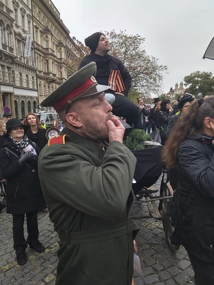 Zhruba 100 lidí v centru Prahy pohřbívalo demokracii (27.10.2018)