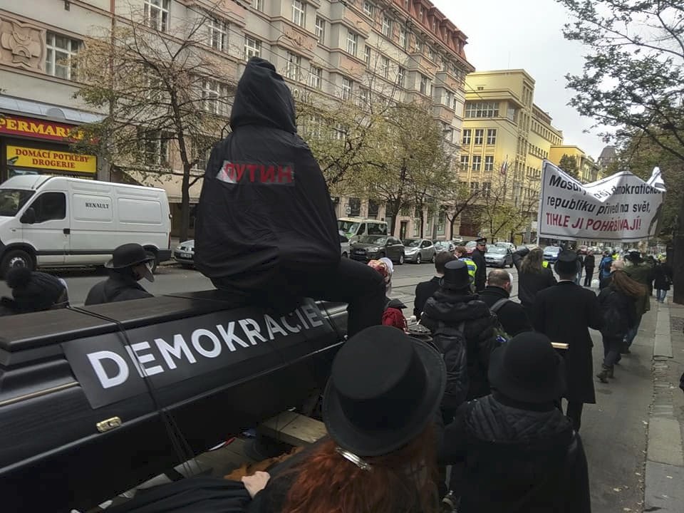 Zhruba 100 lidí v centru Prahy pohřbívalo demokracii (27.10.2018)