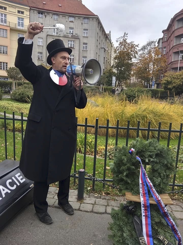 Zhruba 100 lidí v centru Prahy pohřbívalo demokracii (27.10.2018)