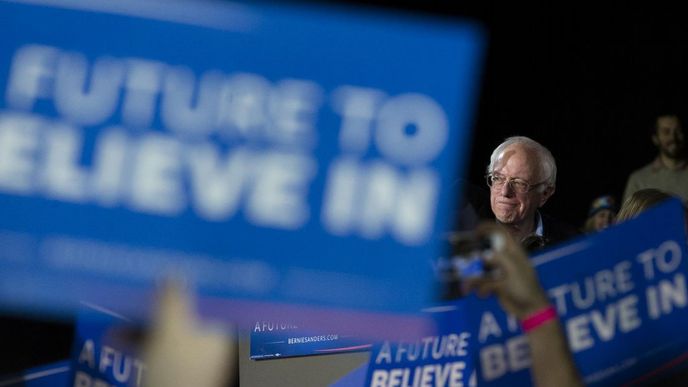 Demokratický kandidát Bernie Sanders (na snímku) vede před Hillary Clintonovou Demokratický kandidát Bernie Sanders (na snímku) vede před Hillary Clintonovou