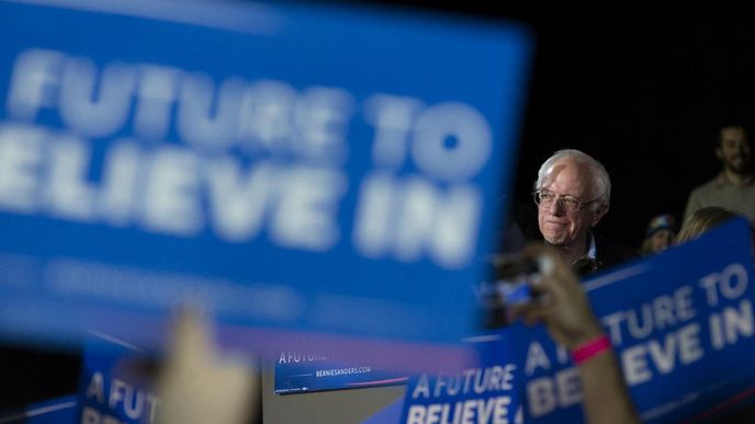 Demokratický kandidát Bernie Sanders (na snímku) vede před Hillary Clintonovou