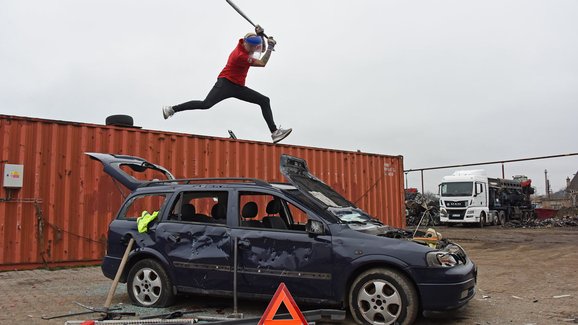 Vyzkoušeli jsme službu, kdy si můžete sami zdemolovat auto