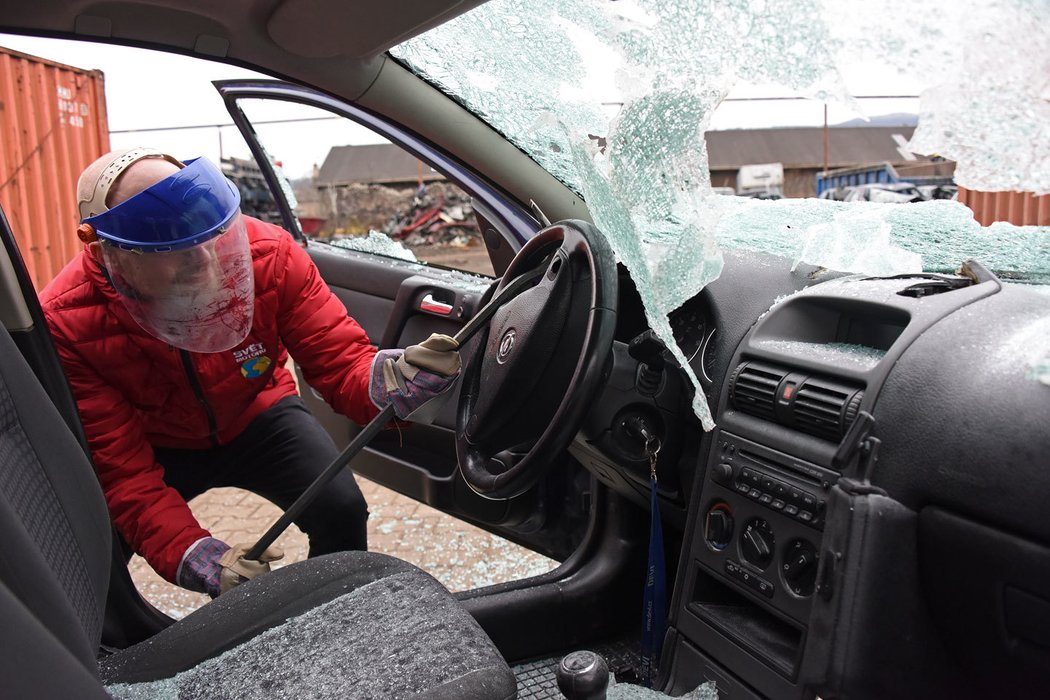 I přes veškerou snahu volant odolal. Což se však nedá říct například o přeražené řadicí páce.