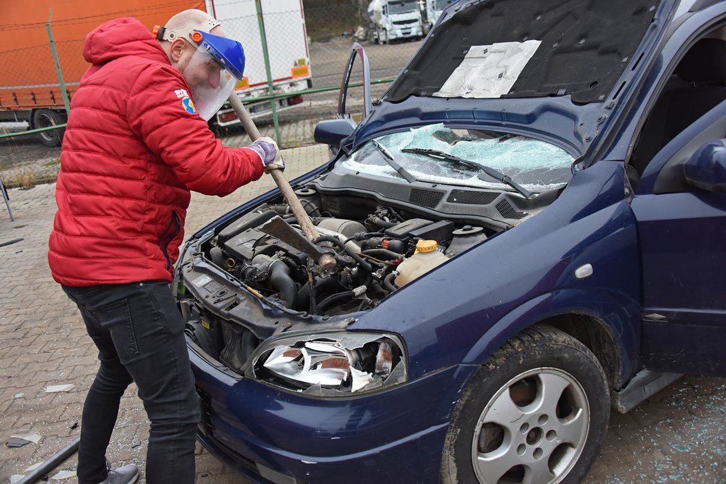 Zdemolovali jsme si auto