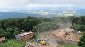 Demolice zchátralých objektů skončila: Vrchol Čerchova u Domažlic je opět přístupný 