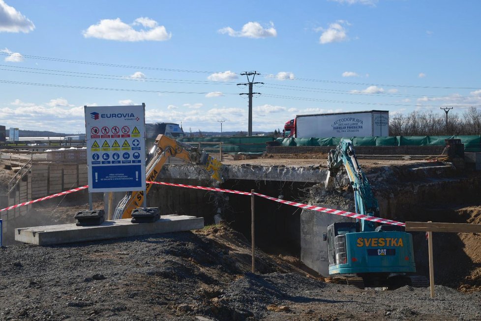 13. března 2019 začala demolice druhé poloviny mostu na D8 u exitu 1.