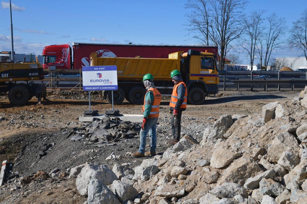 13. března 2019 začala demolice druhé poloviny mostu na D8 u exitu 1.