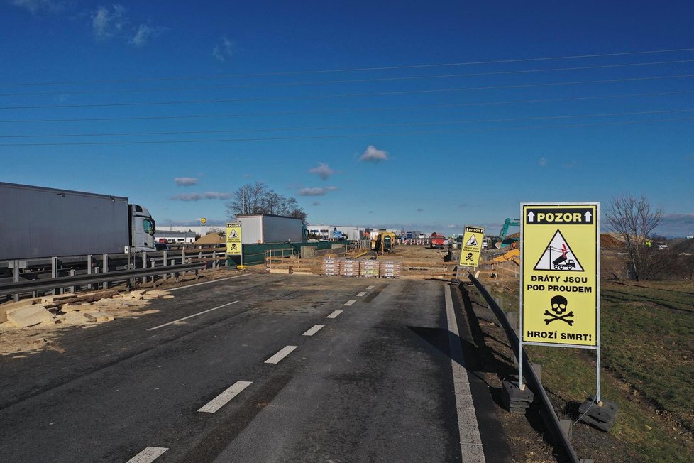 13. března 2019 začala demolice druhé poloviny mostu na D8 u exitu 1.