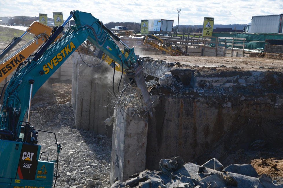 13. března 2019 začala demolice druhé poloviny mostu na D8 u exitu 1.