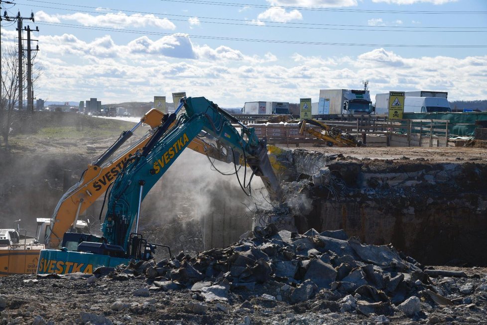 13. března 2019 začala demolice druhé poloviny mostu na D8 u exitu 1.