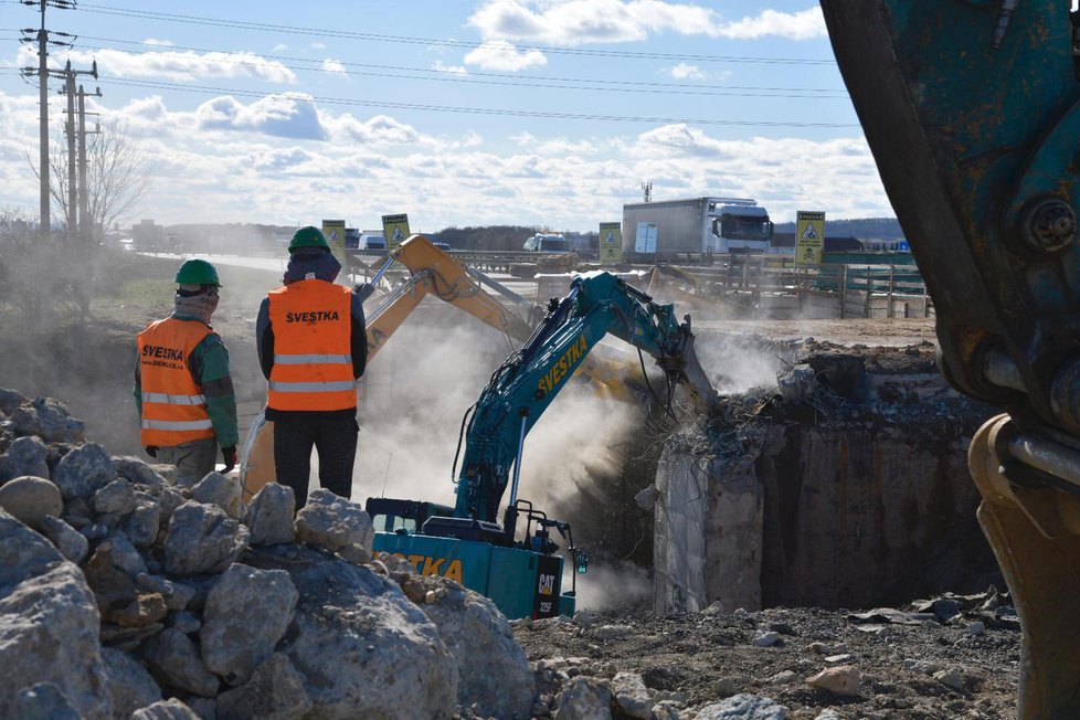 13. března 2019 začala demolice druhé poloviny mostu na D8 u exitu 1.