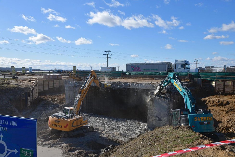 13. března 2019 začala demolice druhé poloviny mostu na D8 u exitu 1.