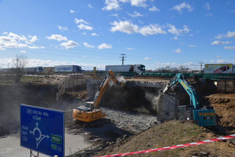 13. března 2019 začala demolice druhé poloviny mostu na D8 u exitu 1.