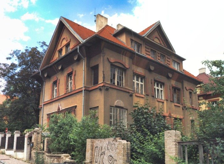 Takhle dům z roku 1921 v kolonii Svépomoc od architekta Františka Alberta Libry (†67) ještě nedávno vypadal.
