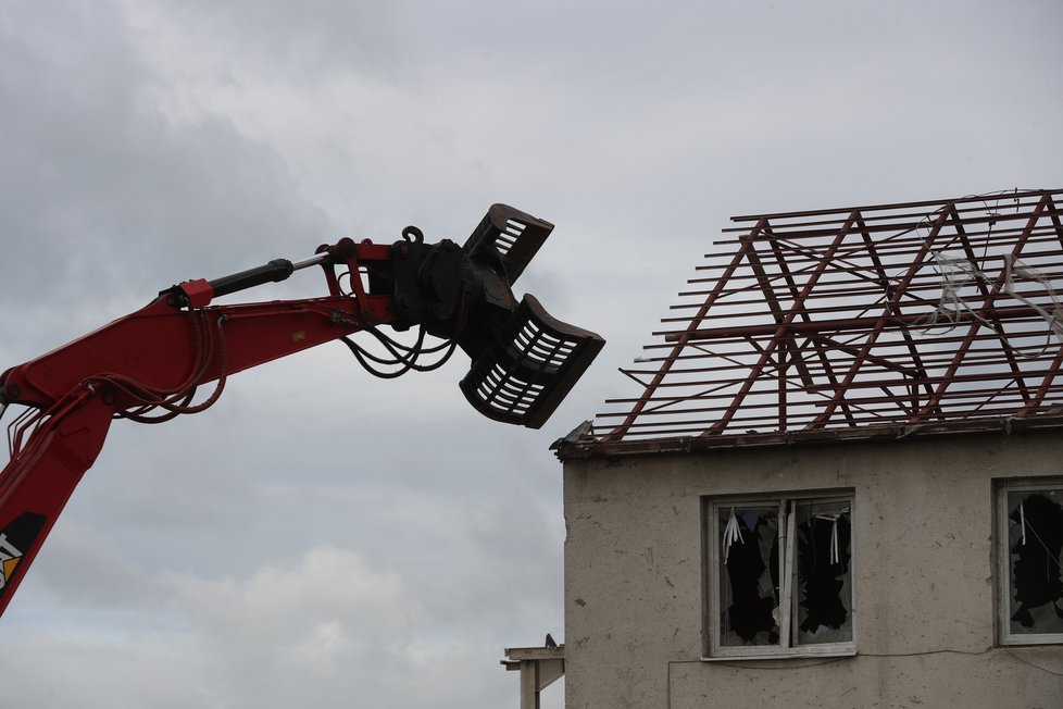 V Lužicích na Hodonínsku začala první demolice řízená hasiči (2.7.2021)