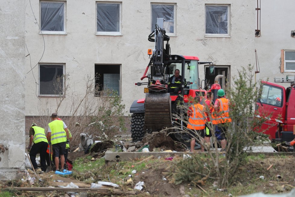 V Lužicích na Hodonínsku začala první demolice řízená hasiči (2.7.2021)