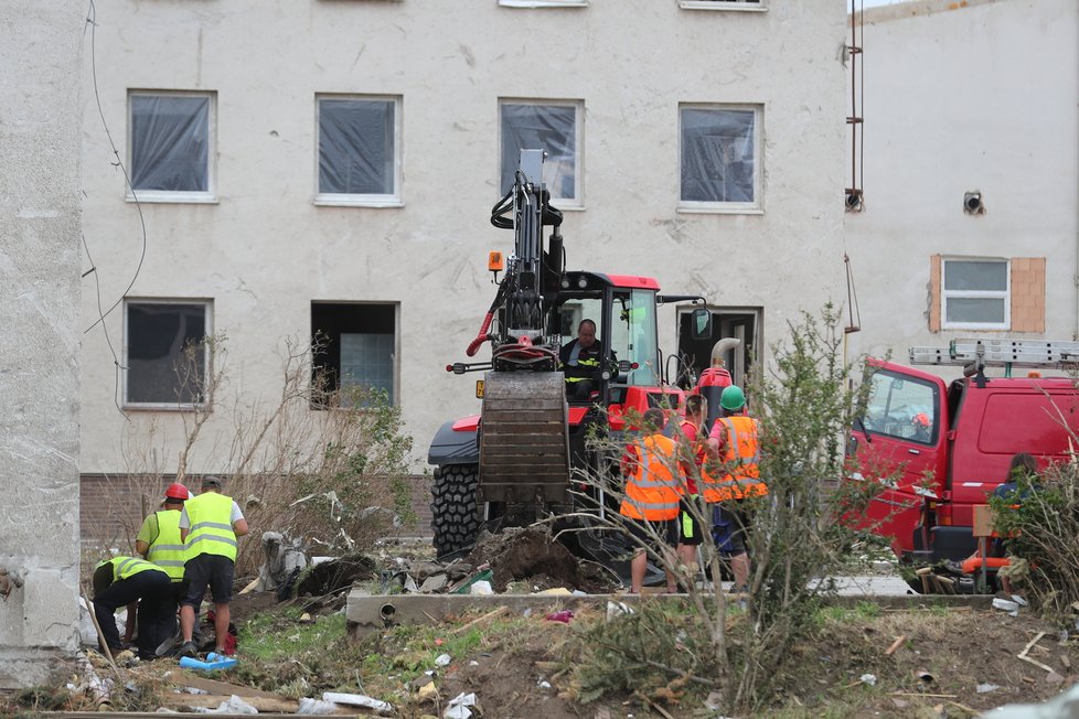 V Lužicích na Hodonínsku začala první demolice řízená hasiči (2.7.2021)