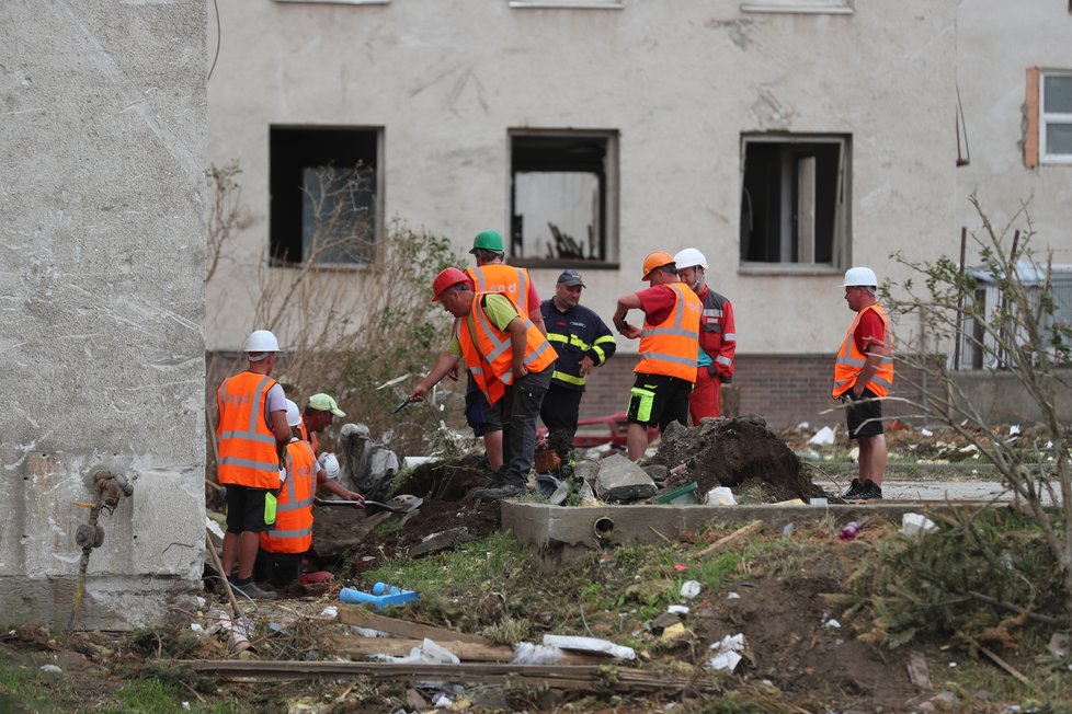 V Lužicích na Hodonínsku začala první demolice řízená hasiči (2.7.2021)