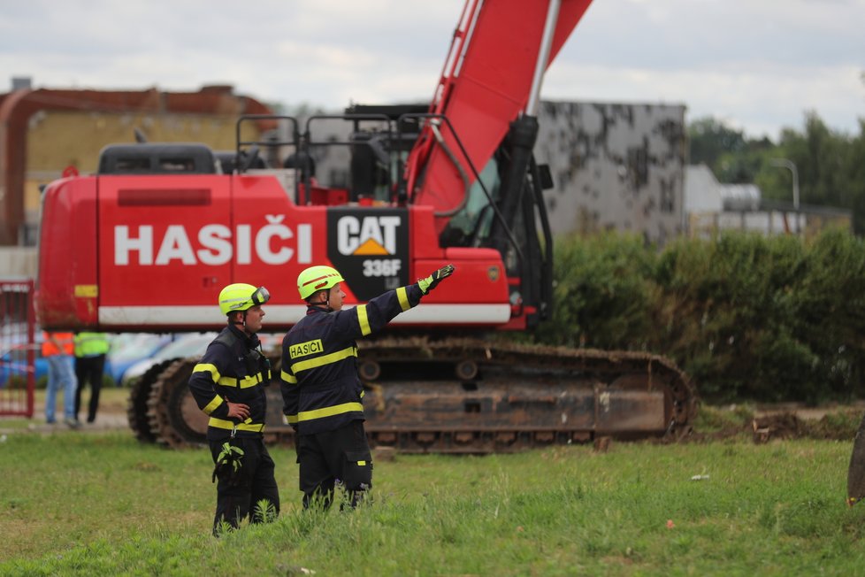 V Lužicích na Hodonínsku začala první demolice řízená hasiči (2.7.2021)