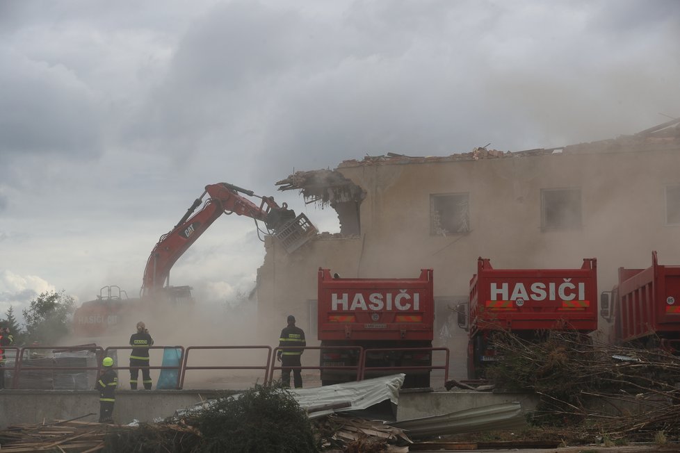 V Lužicích na Hodonínsku začala první demolice řízená hasiči (2.7.2021)