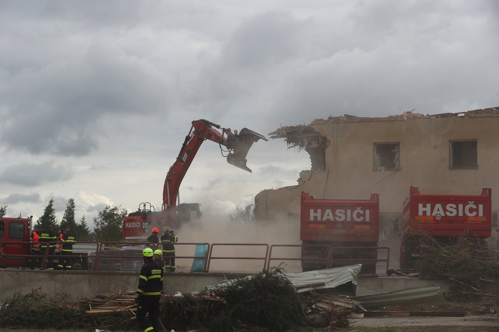 V Lužicích na Hodonínsku začala první demolice řízená hasiči (2.7.2021)