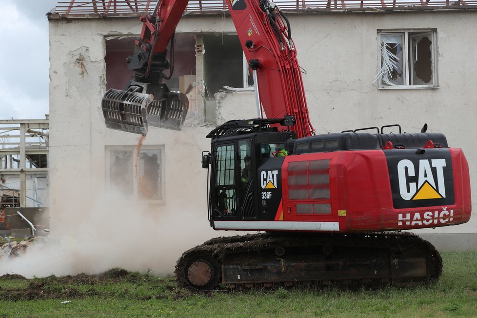 V Lužicích na Hodonínsku začala první demolice řízená hasiči (2.7.2021)