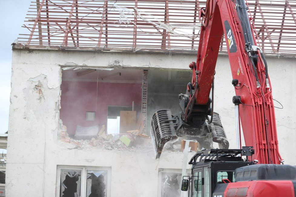 V Lužicích na Hodonínsku začala první demolice řízená hasiči (2.7.2021)