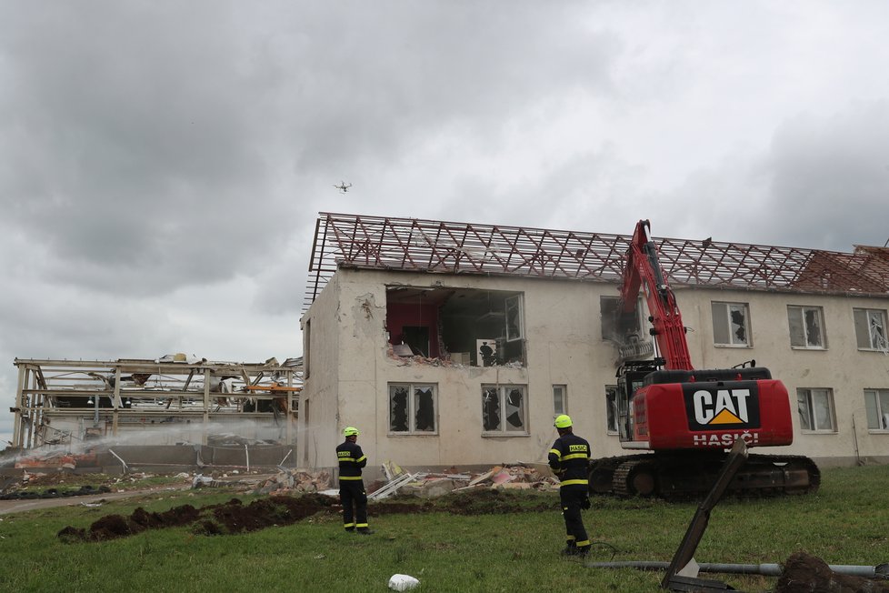 V Lužicích na Hodonínsku začala první demolice řízená hasiči (2.7.2021)