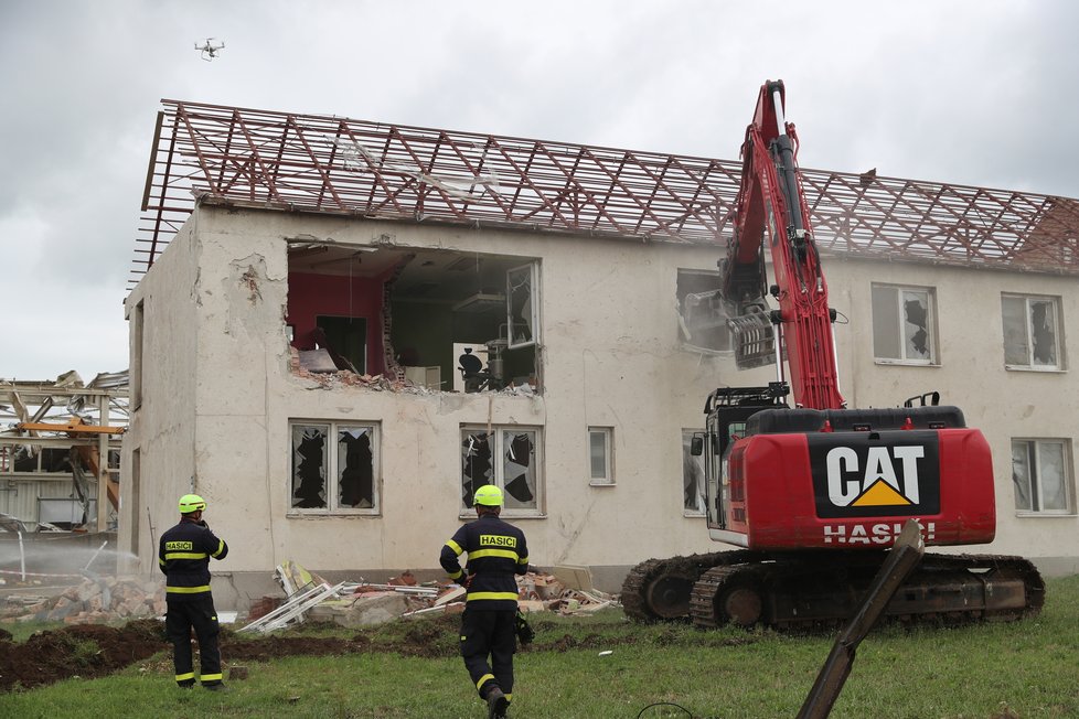 V Lužicích na Hodonínsku začala první demolice řízená hasiči (2.7.2021)