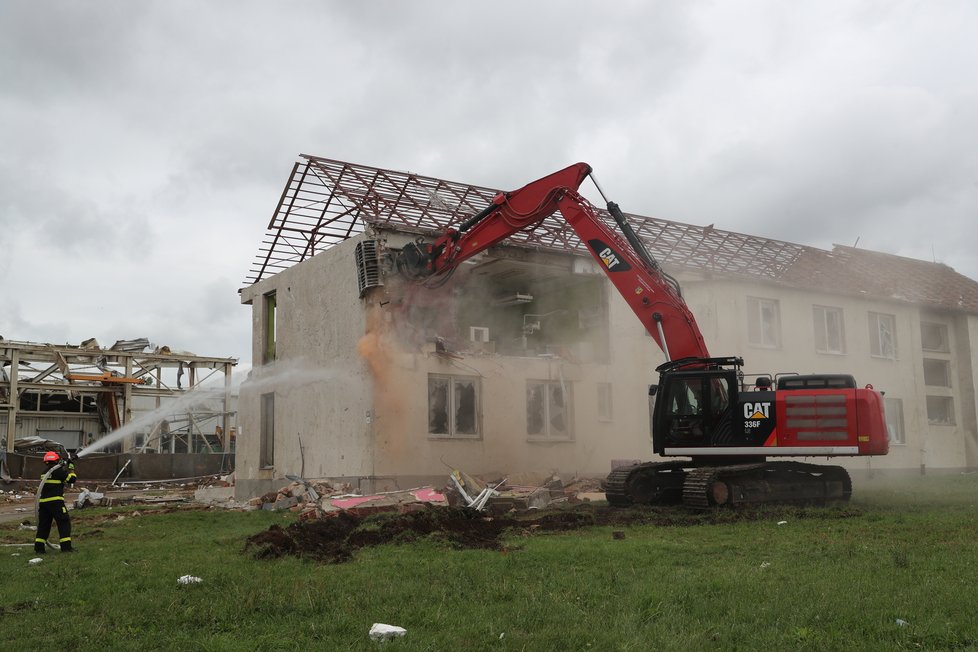 Odstraňování škod po tornádu v obci Lužice na Hodonínsku.