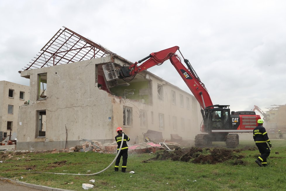 V Lužicích na Hodonínsku začala první demolice řízená hasiči (2.7.2021)