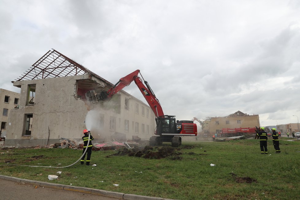 V Lužicích na Hodonínsku začala první demolice řízená hasiči (2.7.2021)